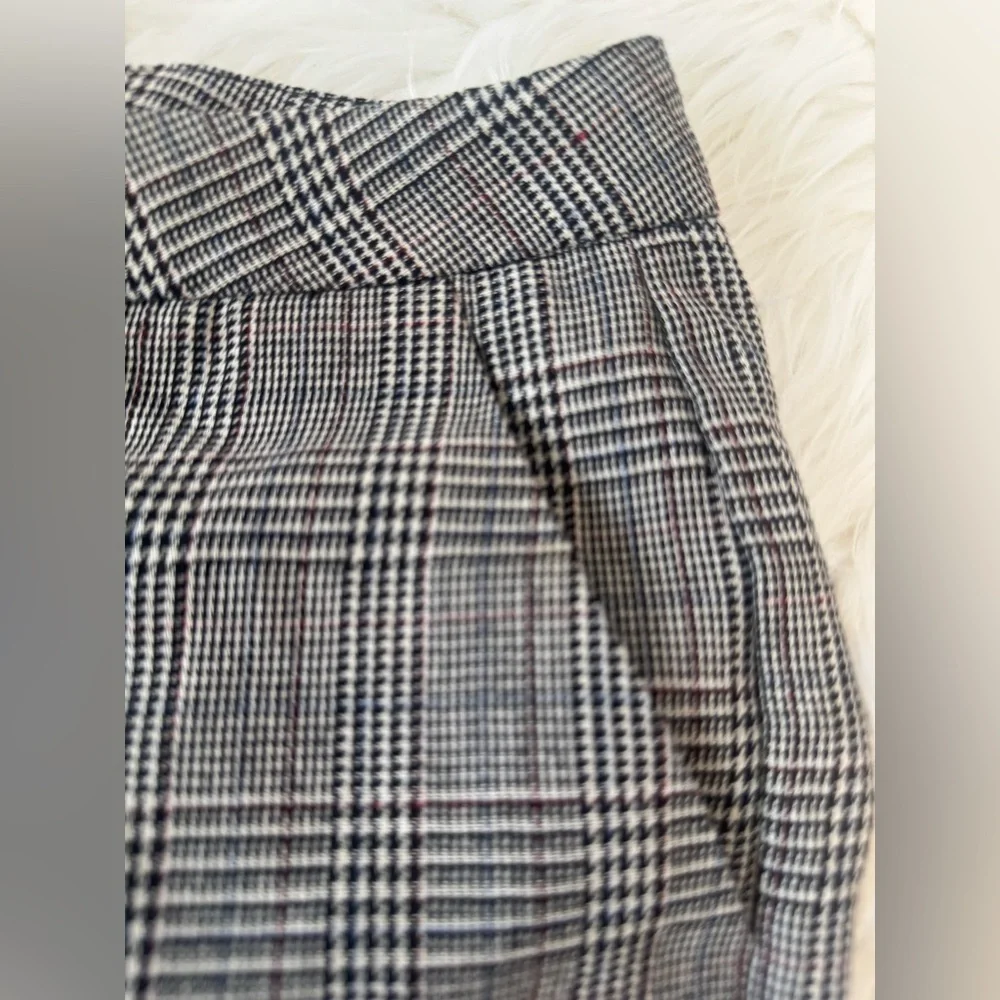 Forever 21 – size XS black and white plaid dressy shorts
